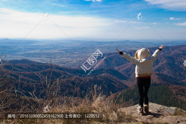年輕金發(fā)少女的自由