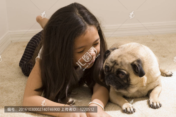 女孩和她的哈巴狗