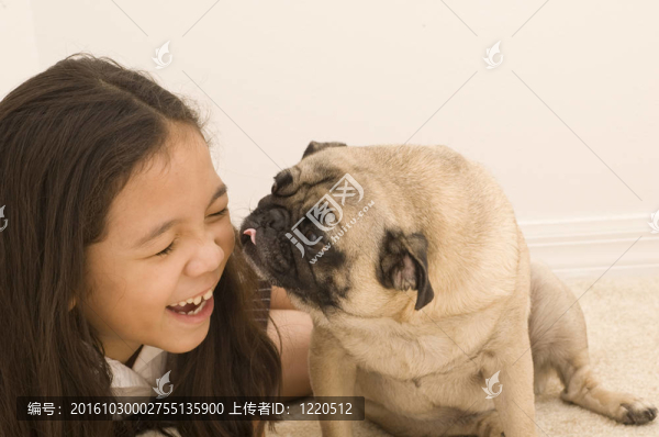 帕格給女孩一個吻
