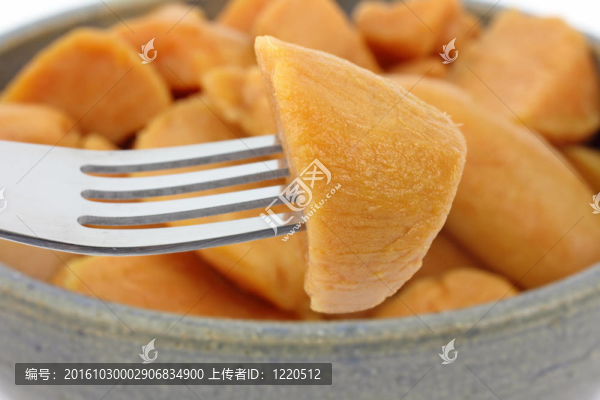 山藥在叉子與全碟背景