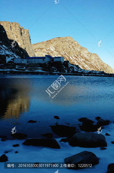 冬季湖邊的山