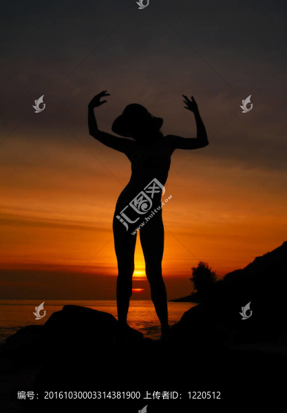 日落的女人剪影
