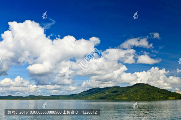 湖和山上的大白云