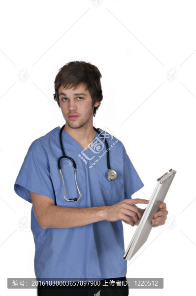 在灌木與剪貼板的男性