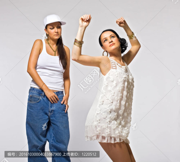 兩個年輕的女人跳舞