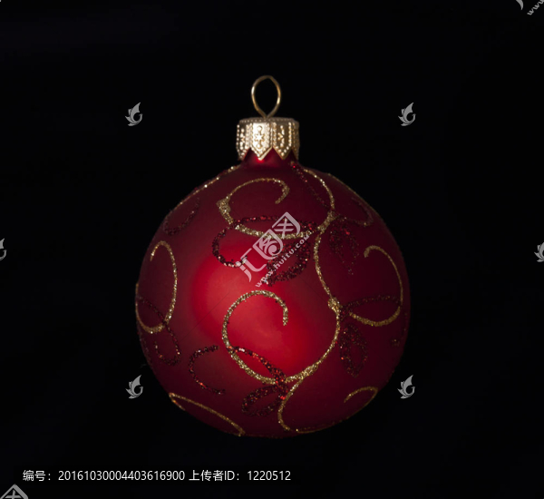 紅色閃亮的圣誕球隔離在黑