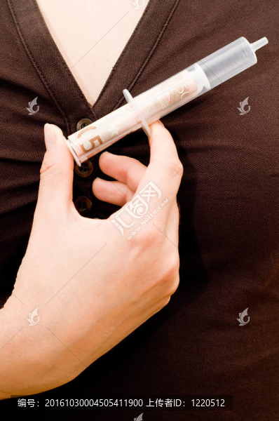 拿著一個注射