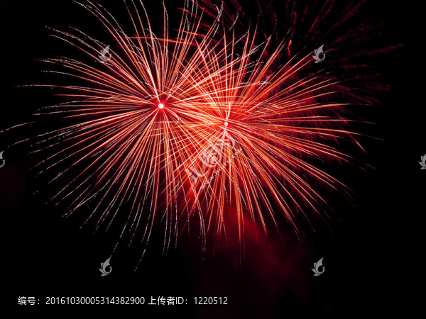 長時(shí)間暴露在黑色天空上的煙火