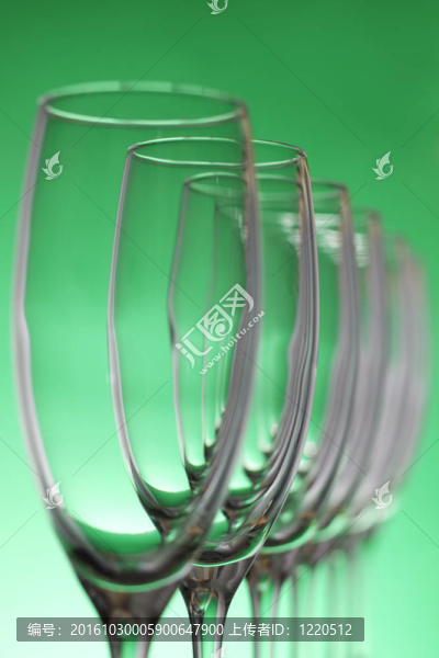 空的香檳酒杯