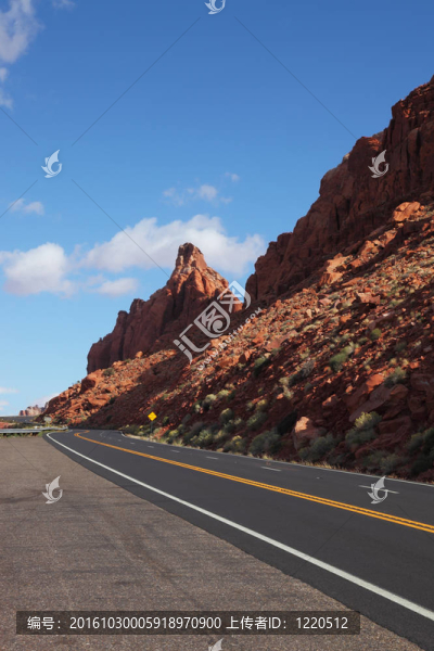 宏偉的道路穿過(guò)巖石
