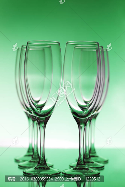 空的香檳酒杯