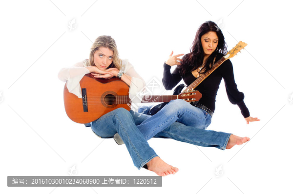 女吉他手休息與吉他