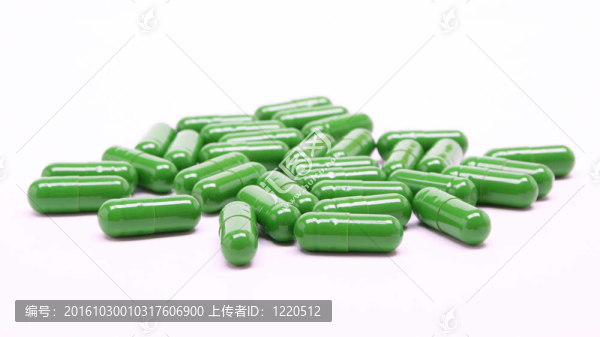 白色背景下的綠色藥丸