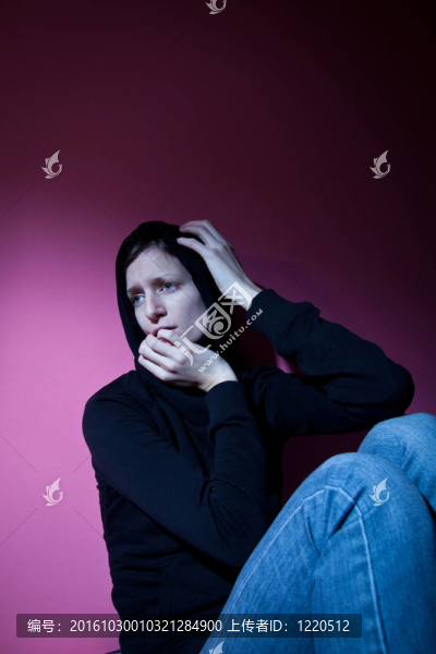 患有嚴(yán)重抑郁癥的年輕婦女