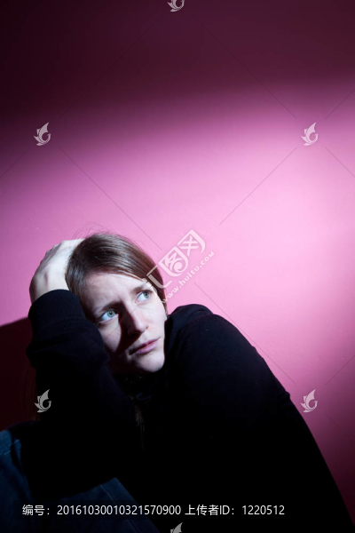 患有嚴重抑郁癥的年輕婦女