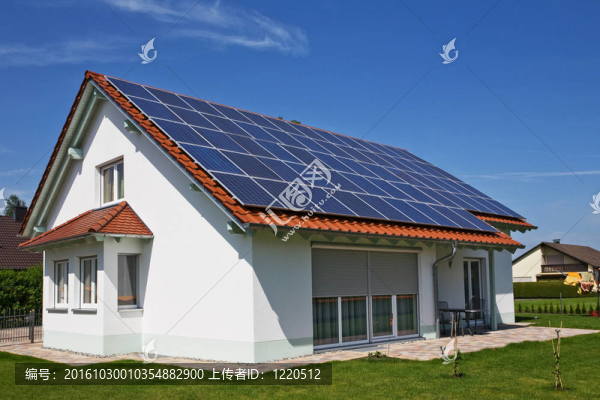 屋頂上的太陽能電池板