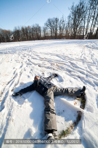 快樂的孩子在雪地里玩