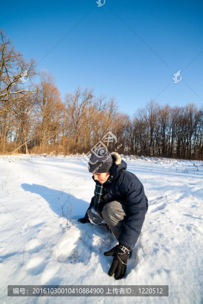 快樂的孩子在雪地里玩