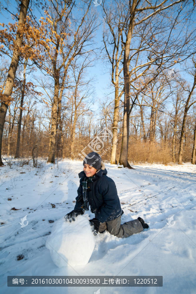 快樂的孩子在雪地里玩