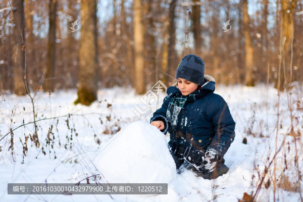 快樂的孩子在雪地里玩