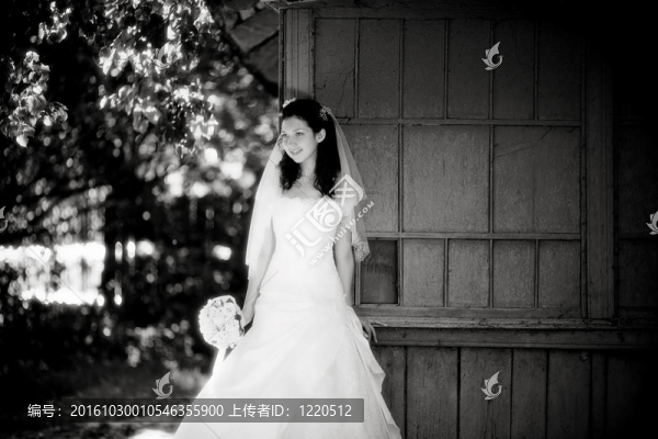 婚禮禮服中的年輕女人