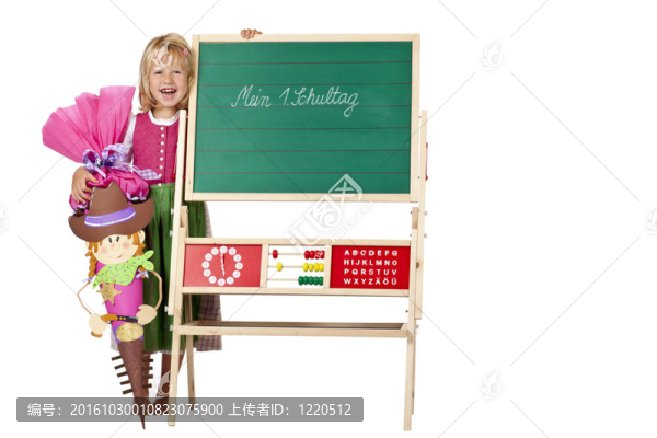 女孩上學(xué)第一天站在粉筆板旁邊