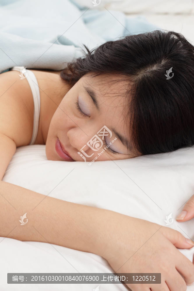 女人睡覺