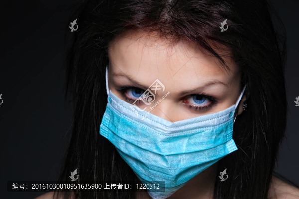 戴面具的年輕護(hù)士