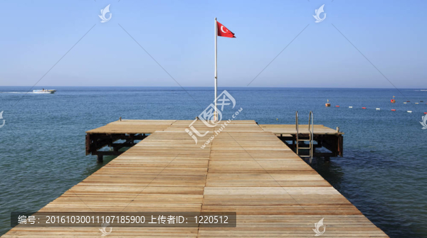 碼頭海灘酒店。