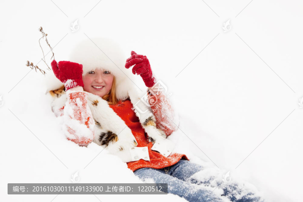 躺在雪上的女孩
