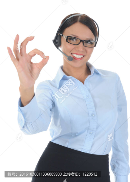漂亮的年輕女人在耳機