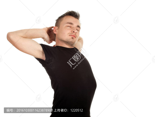 穿著黑色休閑襯衫的年輕人