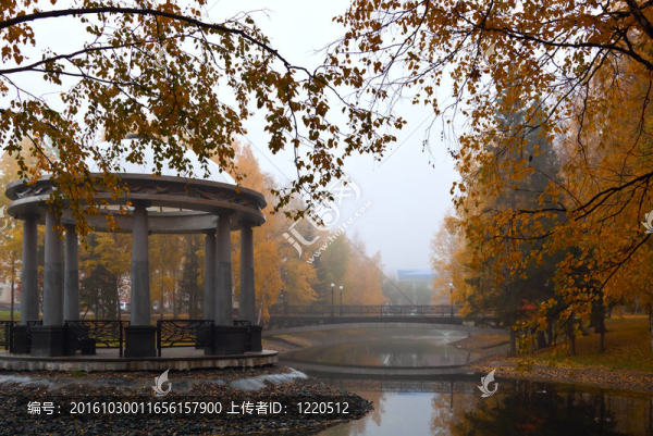 在秋天的公園涼亭