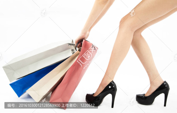 女人的腿和購物袋