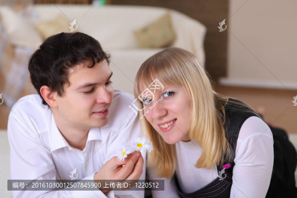 年輕夫婦在家里