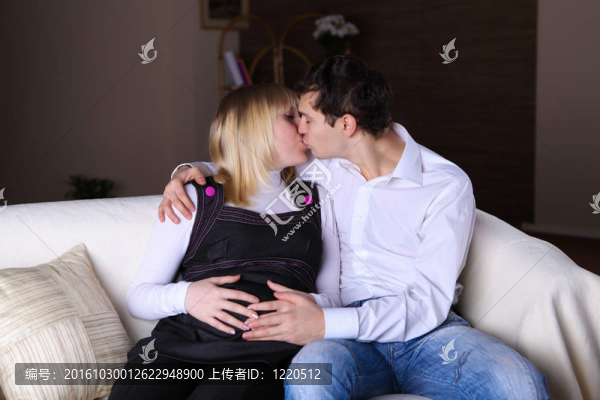 懷孕的妻子和丈夫在家里