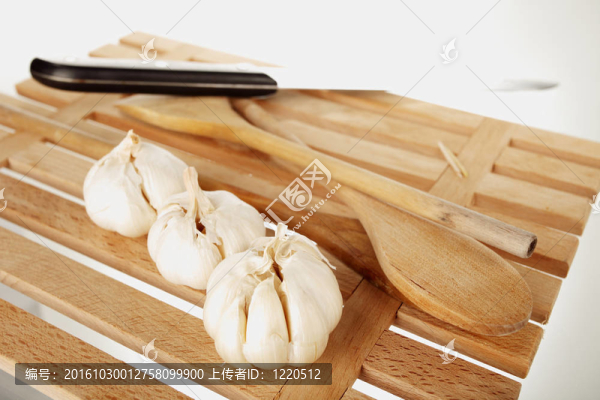 大蒜；刀和勺子