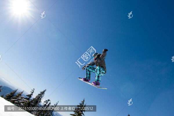 男性滑雪抓大空氣。