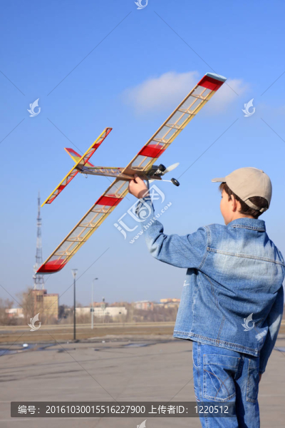 一個(gè)男孩開始了一架飛機(jī)。