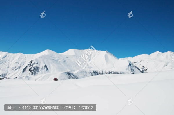 在冬天的雪下的高山