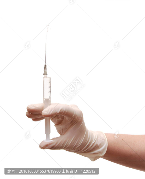 手上拿著注射器