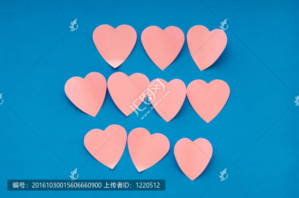心形粘在背景上的音符