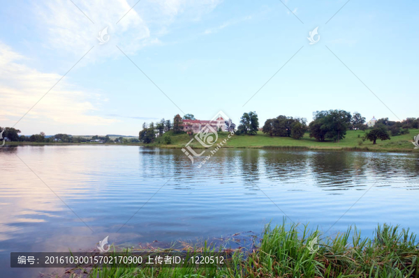 夏天的晚上，svirzh城堡的景色（烏克蘭）。