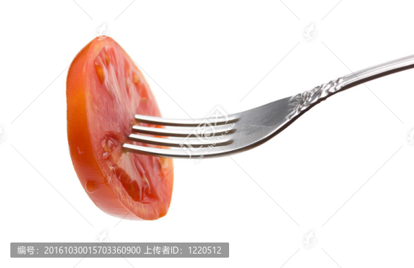 把西紅柿放在叉子上