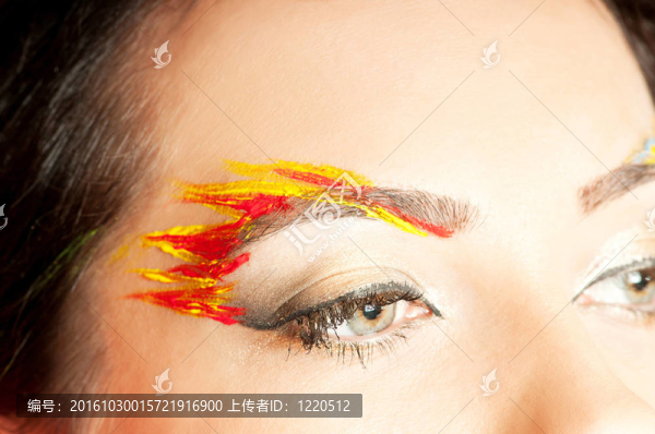 迷人的女人與時尚化妝