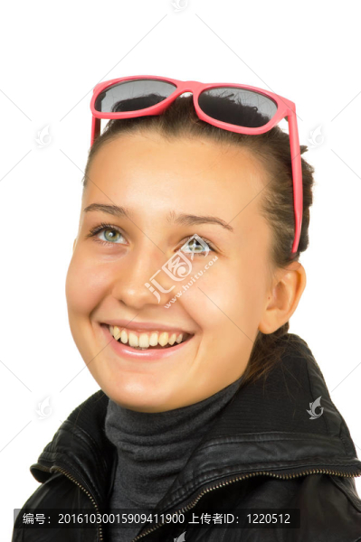 穿著黑色皮夾克的快樂女孩