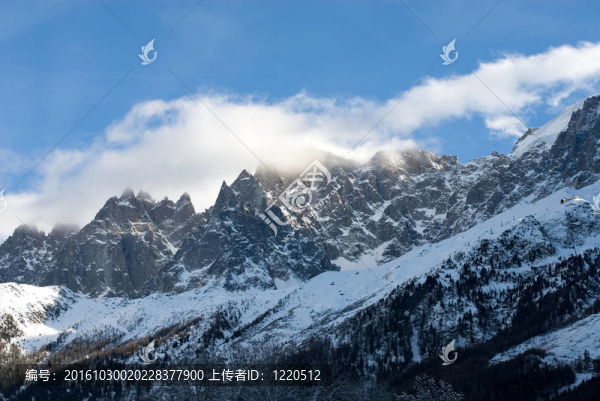 崎嶇的山；法國