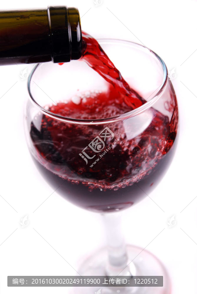 紅酒倒進酒杯