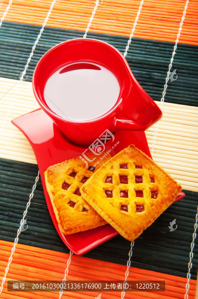 一杯茶和新鮮的餅干在桌子上