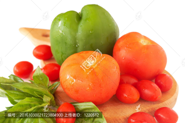 新鮮的西紅柿；辣椒和羅勒